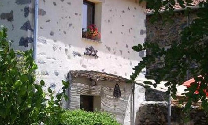 Retournac House | Ancien pigeonnier restauré avec terrasse, terrain clos et équipements bébé à Sarlanges, Retournac - FR-1-582-167