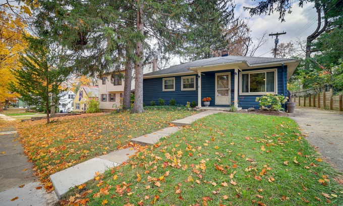 Ann Arbor House | Ann Arbor Home w/Deck, 2 Mi to Michigan Stadium!