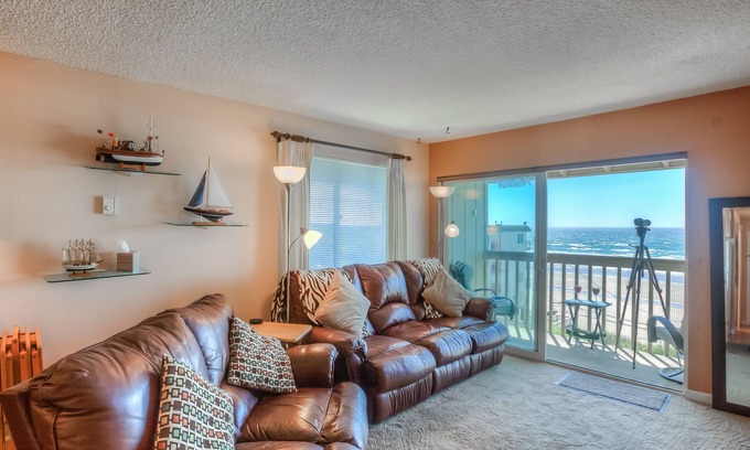 Lincoln City Condo | Annie's Ocean Blessing indoor pool hot tub. Leather recliners, and Ocean views