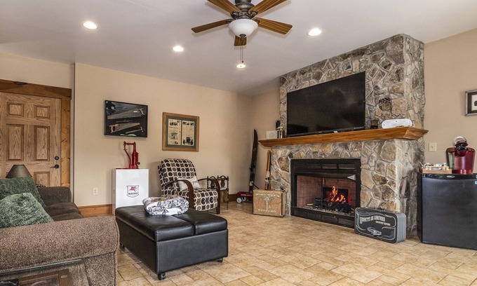 Roanoke Bed & Breakfast | Anstead Suite - Mountain VIew