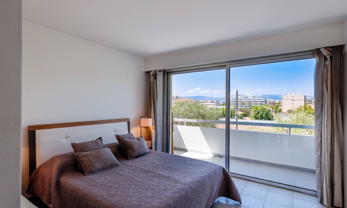 Cap-d'Antibes Apartment | Antibes: Superb air-conditioned T2 200m from the beaches Room with Terrace, closed park