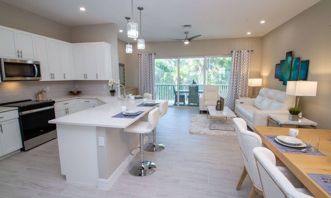 Naples Condo | Antilles Coach Home Minutes from Marco Is.
