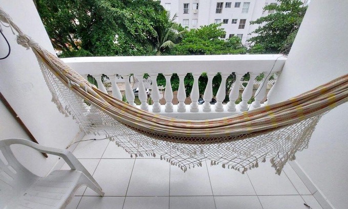 Jardim Centenario Apartment | Ap 02 dorms - Enseada - com sacada, Ar-Cond, Wi-Fi, 01 vaga, Lado Praia