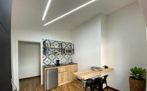 La Aguacatala Apartment | Apartamento cerca al centro comercial Santafé A105 By Roots Rentals