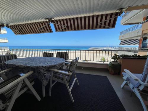 El Roc de Sant Gaieta Apartment | Apartamento en primera línea de mar