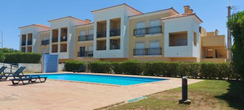 Monte Raposo Apartment | Apartamento piscina 5 minutos praia