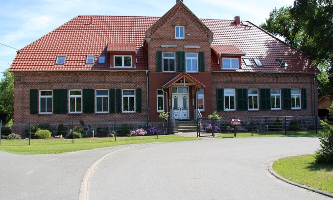 Kirch Mulsow Apartment | Apartment 'Das Landhaus 2' with Shared Garden and Wi-Fi