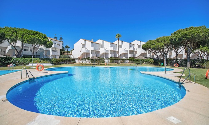 Poblado de Sancti Petri Apartment | Apartment 'Maria Del Mar Sea' with Shared Pool, Wi-Fi and Air Conditioning