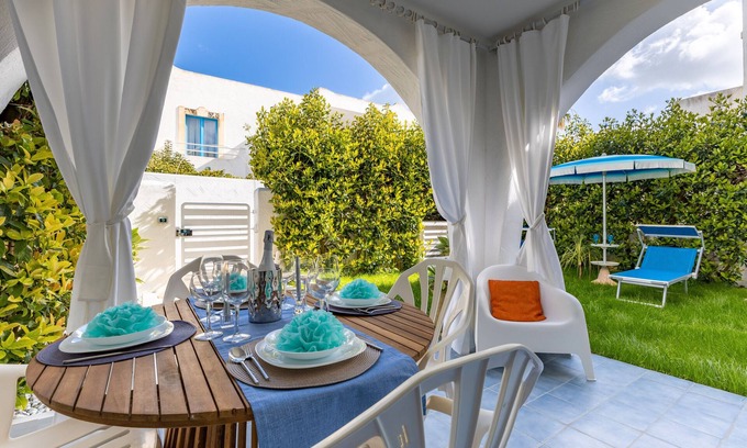 Ispica Apartment | Apartment 'D R Holiday Home' with Private Garden close to the sea