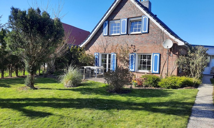 Wittmund Apartment | Apartment in a stylishly renovated country house with a large garden in a quiet location