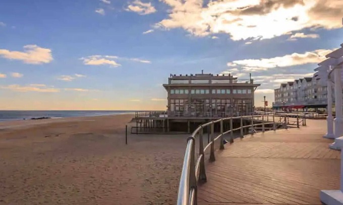 Long Branch Apartment | Apartment 1 block from Pier Village