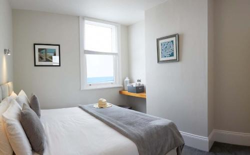 Muston House | Apartment 18, The Moorings - Right on the front - Beautifully furnished - Light bright and Airy