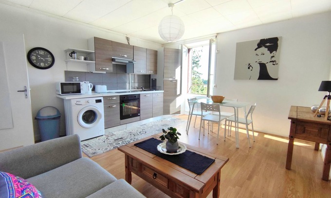 Carhaix-Plouguer Apartment | Apartment 4 a lovely 2 bed flat with garden and parking. No fees.