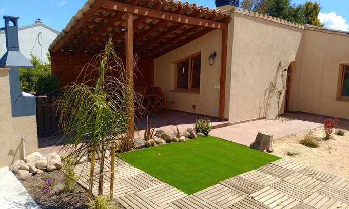 San Martin Sarroca Apartment | Apartment 'Amb Piscina Alta' with Private Pool, Wi-Fi, and Air Conditioning