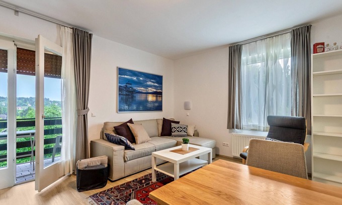 Velden am Worther See Apartment | Apartment 'Haus Melanie - Fewo 7' with Mountain View, Shared Garden and Wi-Fi