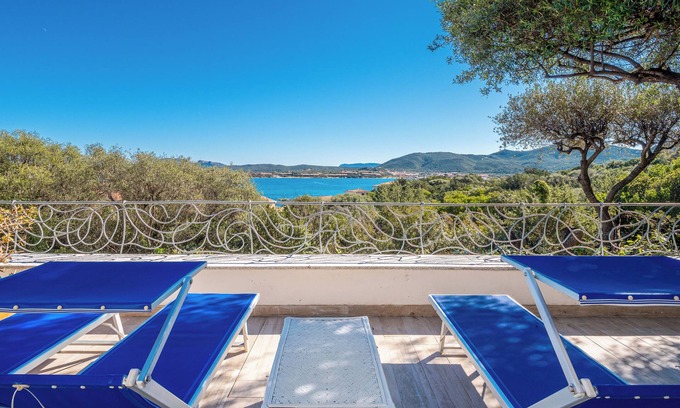 Golfo di Marinella Apartment | Apartment 'Bella Vista Marinella 2' with Sea View, Terrace, A/C and Wi-Fi