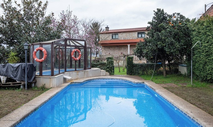 Barro House | Apartment 'Casa Rural Os Carballos' with Private Pool, Wi-Fi and Air Conditioning