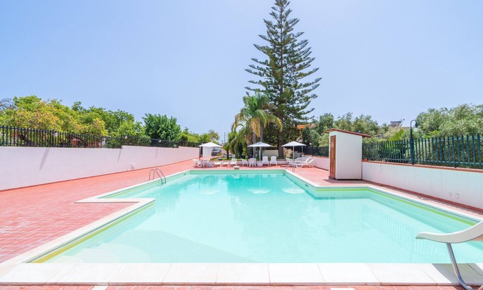 Noto Marina Apartment | Apartment "Con Vista Piscina" with Shared Pool & Wi-Fi