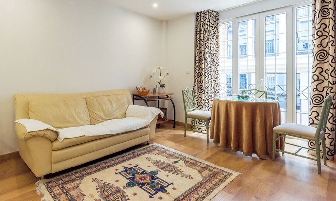 Perchel Sur Apartment | Apartment "El Carmen Flat" in Málaga City with Patio, Wi-Fi & A/C