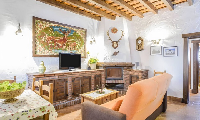 Barbate Apartment | Apartment 'El Nogal' with Shared Pool, Wi-Fi and Air Conditioning