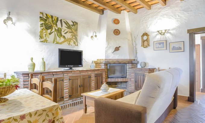 Barbate Apartment | Apartment 'El Olivo' with Shared Pool, Wi-Fi and Air Conditioning