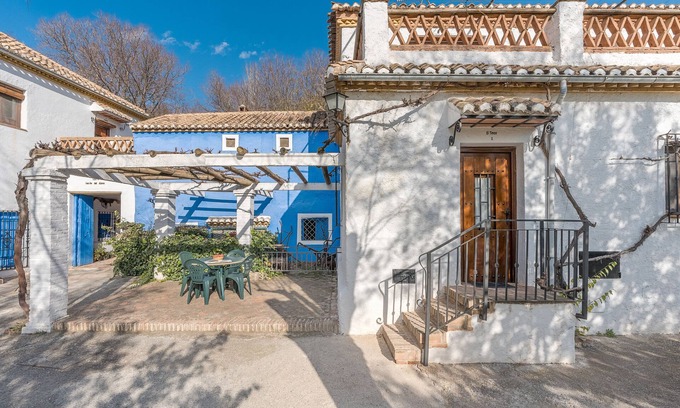 La Zubia Apartment | Apartment 'El Tinao' with Mountain Views, Shared Pool and Wi-Fi