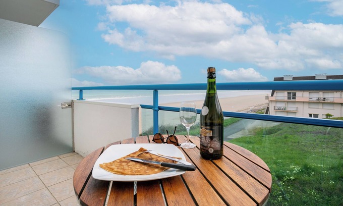 Plerin Apartment | Apartment 'En Front De Mer' with Sea View, Private Terrace and Wi-Fi