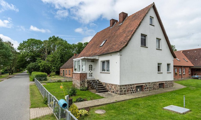 Ahrenshagen-Daskow Apartment | Apartment 'Ferienwohnung Auf Dem Land' with Shared Garden and Wi-Fi