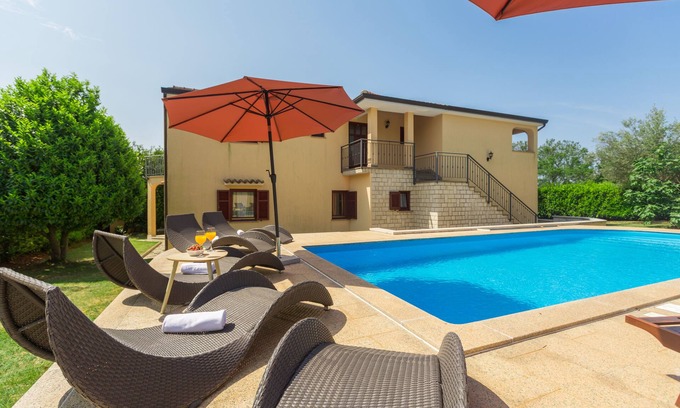 Cervar Apartment | Apartment for 5 persons, 200m from the beach, pool and garden for shared use