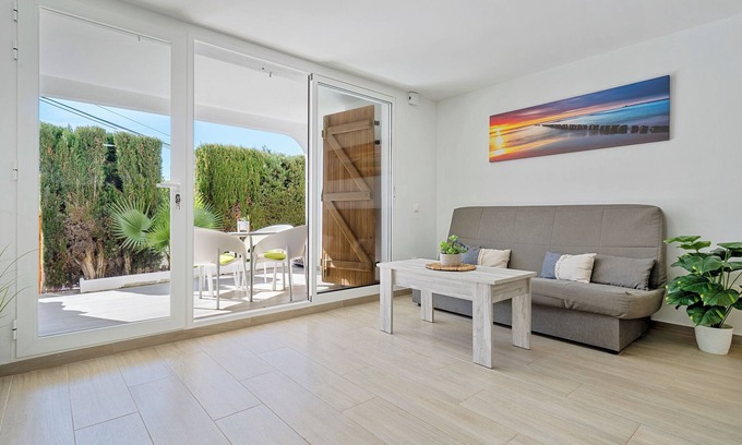 Vinaros Apartment | Apartment 'Francesca' with Shared Pool, Wi-Fi and Air Conditioning