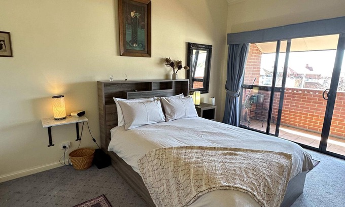 Bathurst Apartment | Apartment - Heart of Bathurst, Walk Everywhere!