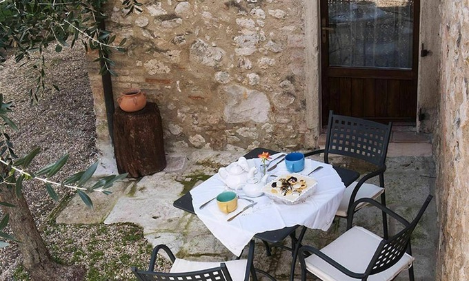 Colle di Val d'Elsa Villa | Apartment in villa with WIFI, pool, A/C, TV, patio, panoramic view, parking, close to San Gimignano
