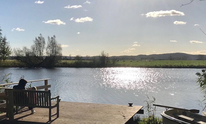 Amt Neuhaus Apartment | Apartment 'Idyllisches Bauernhaus Am See' with Lake View, Private Terrace and Wi-Fi