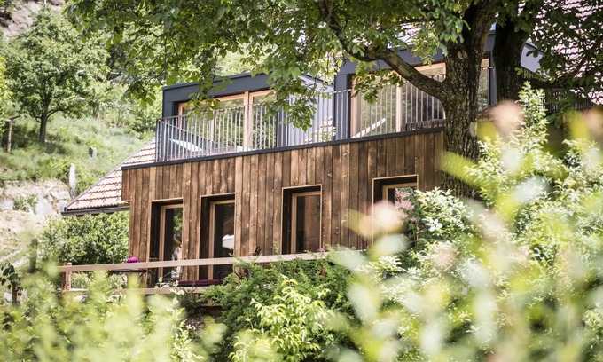 Sand in Taufers House | Apartment In A Hotel 'Mair Zu Hof Fürst 6' with Mountain View, Shared Garden and Wi-Fi