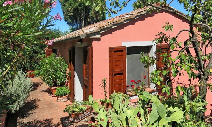 Orciatico Villa | Apartment in villa with private pool, WIFI, TV, terrace, pets allowed, panoramic view, parking