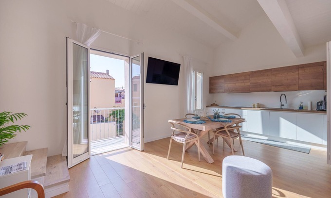 Santa Teresa di Gallura Apartment | Apartment 'Elegant House in the Centre' with Balcony, Wi-Fi and Air Conditioning