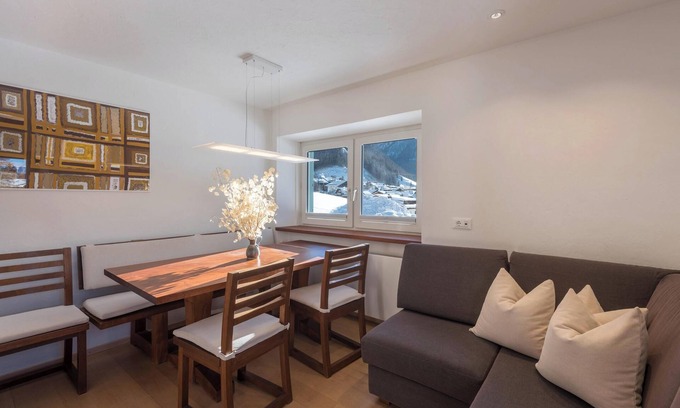 Selva di Val Gardena Apartment | Apartment “Justine Wurdengeja” close to the Slopes with Mountain View