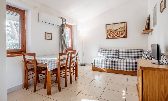 Ansedonia Apartment | Apartment 'La Capannuccia A' with Shared Garden, Wi-Fi and Air Conditioning