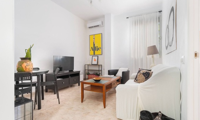 La Palmera-Reina Mercedes Apartment | Apartment 'La Naranja De Reina Mercedes' with Wi-Fi and Air Conditioning