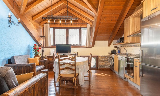 Borrastre House | Apartment 'Larrás' with Mountain View, Shared Garden and Wi-Fi