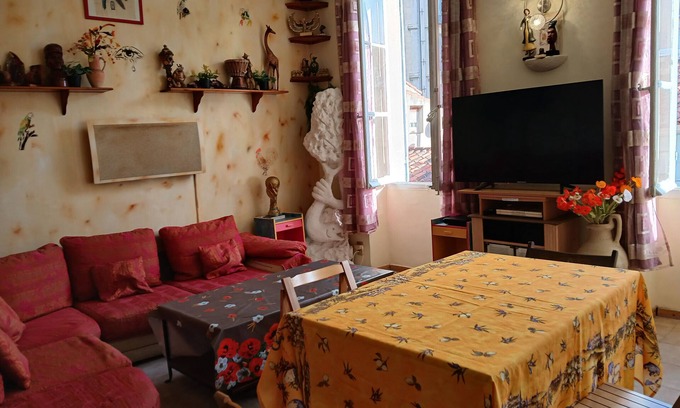 Noailles Apartment | Apartment 'Loft Americain Centre Ville' with Wi-Fi