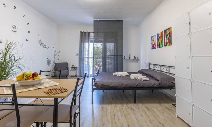 Comiso Apartment | Apartment 'Monolocale In Villa Con Piscina' with Mountain View, Shared Pool and Wi-Fi
