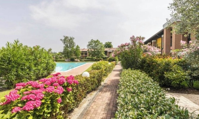 Ponti sul Mincio Apartment | Apartment near Peschiera del Garda in residence with pool and free wifi