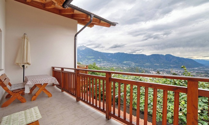 Tirolo Apartment | Apartment 'Oberötzbauer Alpenrose' with Mountain View, Shared Garden and Wi-Fi