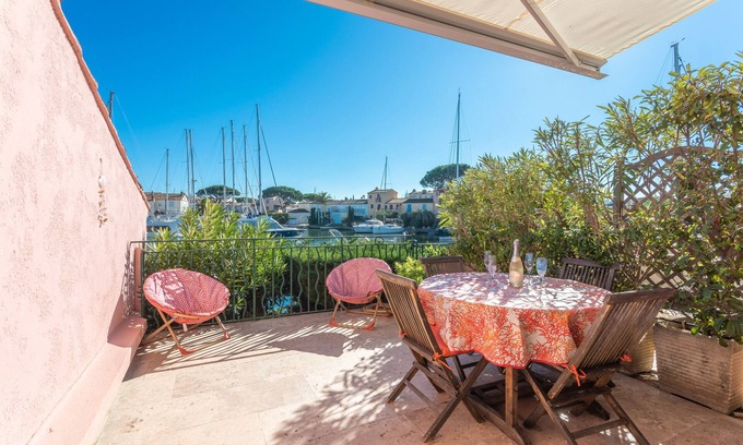 Port Grimaud Apartment | Apartment overlooking the Port-Grimaud canals, rue de l'Amarrage