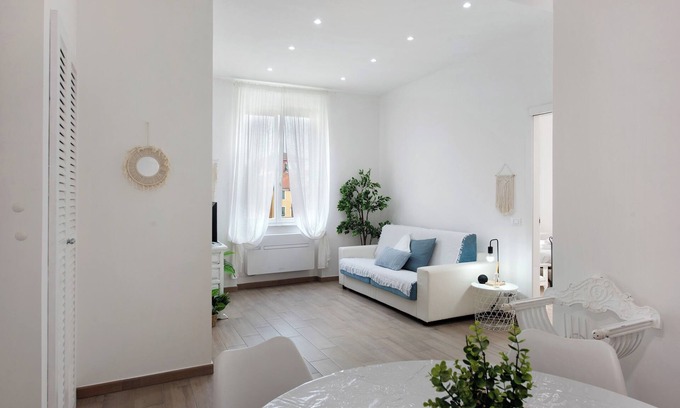 Varazze Apartment | Apartment 'Rosa Corallo Deluxe- Centro Storico' with Wi-Fi and Air Conditioning