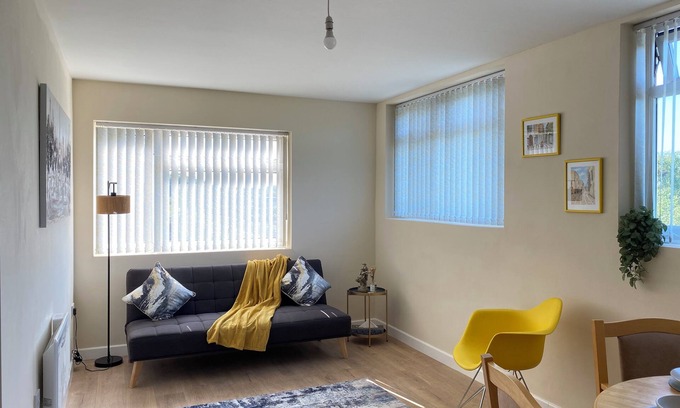 Luton Apartment | Apartment Sleeps 4, Free Parking, Pets Welcome