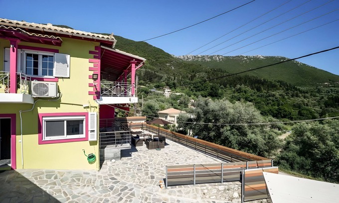 Sivros Apartment | Apartment 'Spiri's House' with Private Terrace, Wi-Fi and Air Conditioning