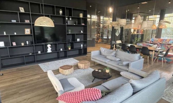 Neukoelln Apartment | Apartment 'Suite In Tempelhof' with Shared Terrace, Wi-Fi and Air Conditioning