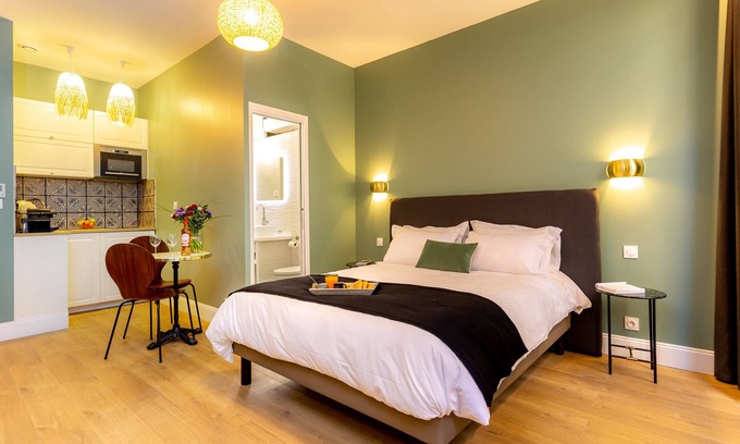 Opera Apartment | Apartment-Superior-Wet room-Street View-D8 Palmier